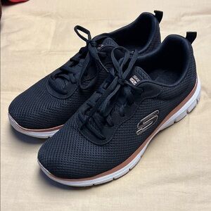 Skechers women’s Black and White Sneakers sz 7